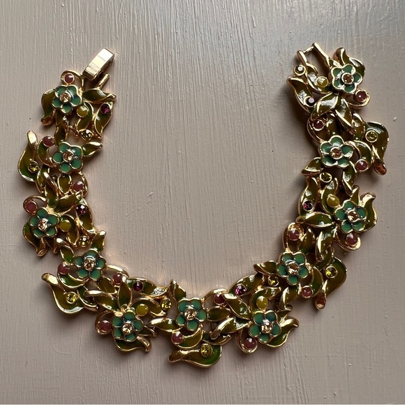 Monet Vintage Enameled & Gold plate 8" stamped bracelet w/ clasp.Mint condition - Picture 8 of 9